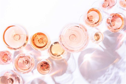 Drink PinkRosé ist im Trend und macht auf der Muttertagstafel farblich was her. We wär’s zum Beispiel mit einem 2015 Rosa Marie vom Weingut Arndorfer (92 Falstaff-Punkte) oder dem 2015 Rosé Viennois von Fiona Figlmüller (92 Falstaff Punkte). Die am besten bewerteten Rosés aus dem Falstaff Weinguide 2016/2017 finden Sie HIER. 