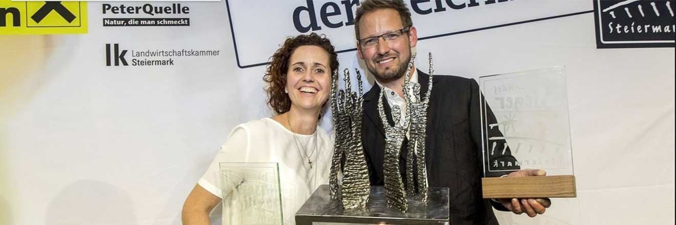 Petra und Walter Frauwallner freuen sich über den Titel »Weingut des Jahres 2017«.