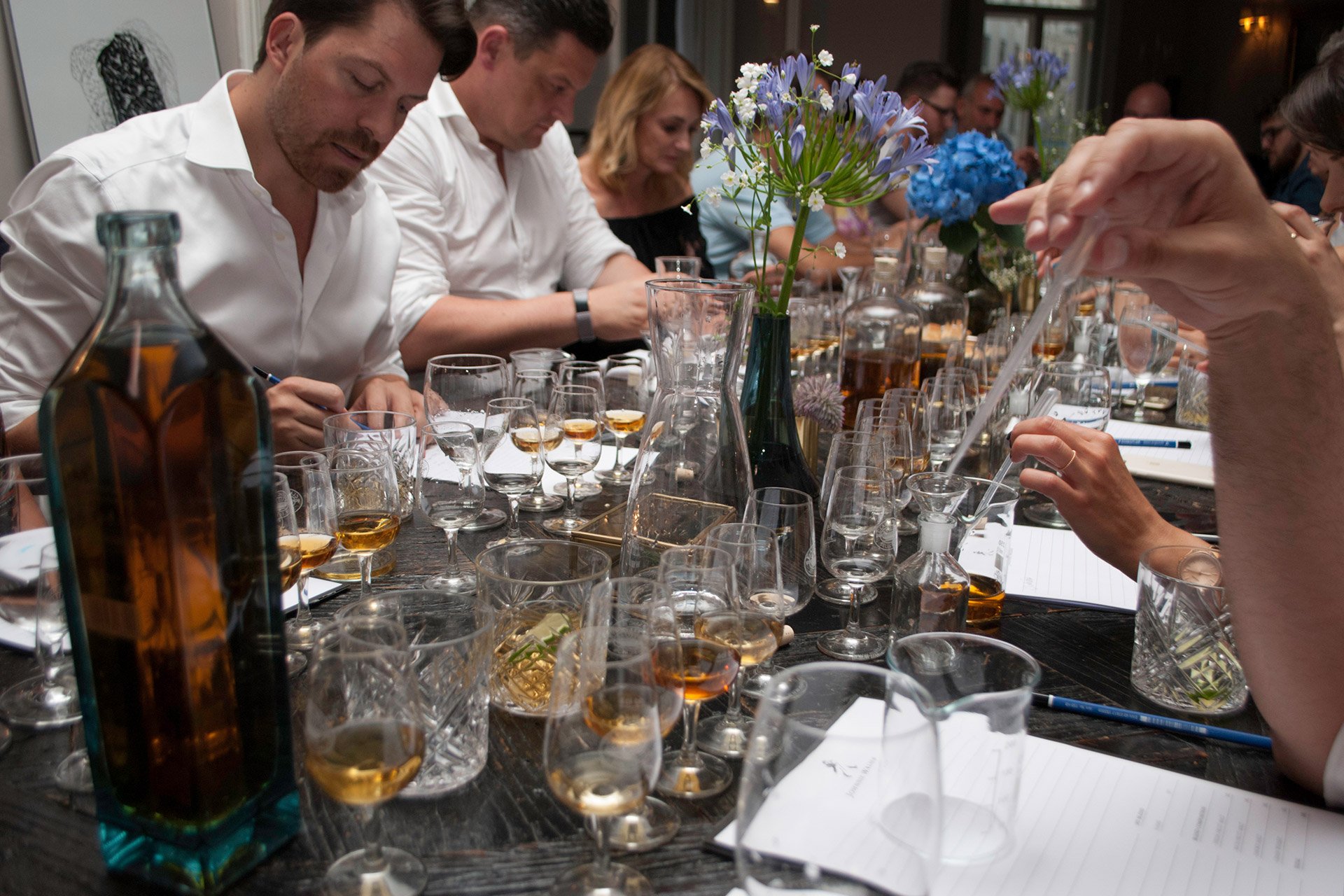 Die Gäste kreieren ihren eigenen Whisky unter der Leitung von&nbsp;Thomas Plaue.