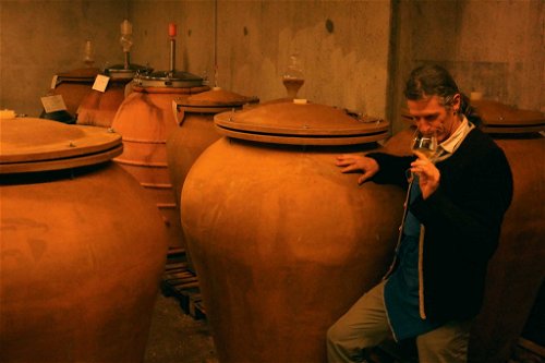 Andreas Dichristin baut seine Weine in riesigen Tonamphoren aus.