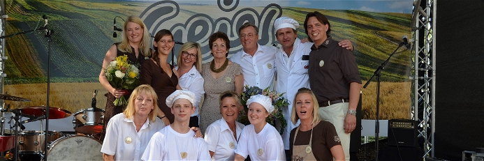 Familie Geier und ihr Team feiert das 115-jährige Bestehen der Bäckerei »Geier« und singt den eigenen Geier-Song.