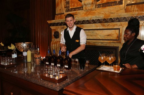 Stefan Bauer (Barchef Park Hyatt Vienna) mixt Cocktails für seine Gäste.