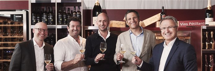 Urs Bucher, CFO Mövenpick Wein; Frank Casanova, Yatus AG; Julien Vogel, Yatus AG; Jaques Merlotti, Yatus AG; Gernot Haack, CEO Mövenpick Wein (v.r.n.l.)