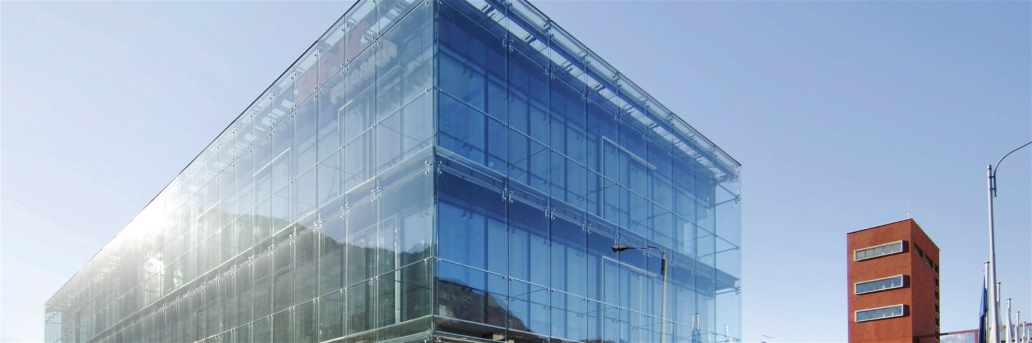 Zwischen Moderne und Tradition: Der Bau der Europäischen Akademie Bozen verknüpft die denkmalgeschützten Altbauten mit neuen Glaselementen.