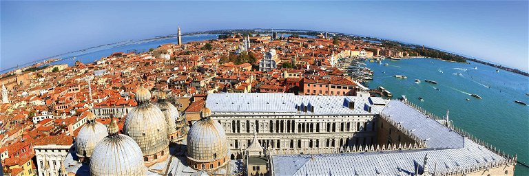 Blick über Venedig mit der berühmten Basilica di San Marino.