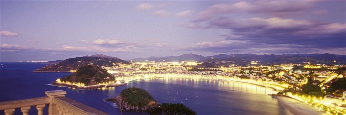 Fulminante Aussicht auf San Sebastiáns Altstadt in der Provinz Gipuzkoa.