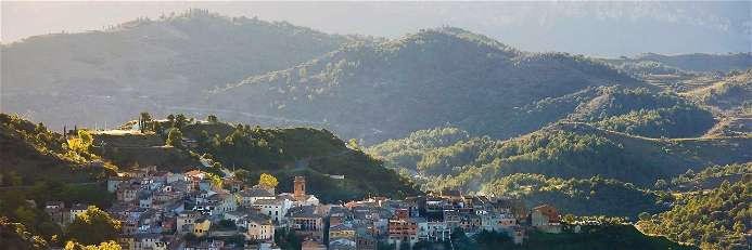 Das Dorf Torroja del Priorat ist umsäumt von Reben und Bergen.