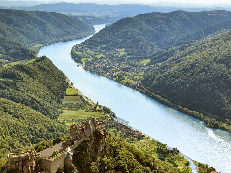 Ein einmaliger Blick: Die Burgruine Aggstein thront über der Donau.
