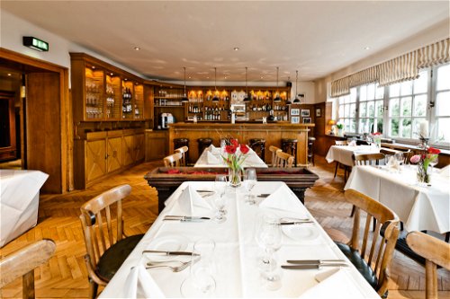 Gehobene Landhausküche im gediegenen Ambiente bietet das »Kronen-schlösschen«, sowohl im Restaurant als auch im Bistro (hier abgebildet).