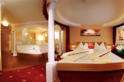Ein Luxus, der sich auszahlt: Knapp die Hälfte der Zimmer verfügt über eine Whirlwanne oder einen -pool.
