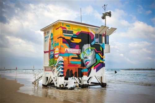 Tel Aviv, Israel: Am Stadtstrand von Tel Aviv verwandelte sich ein hölzerner Rettungsschwimmerturm in ein zweistöckiges Stranddomizil.Es war eine Werbeaktion des israelischen Tourismusministeriums. ...