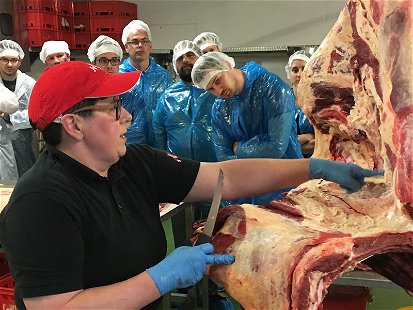 Fleischermeisterin Doris Steiner gibt eine Einführung in die Anatomie des Rindes.