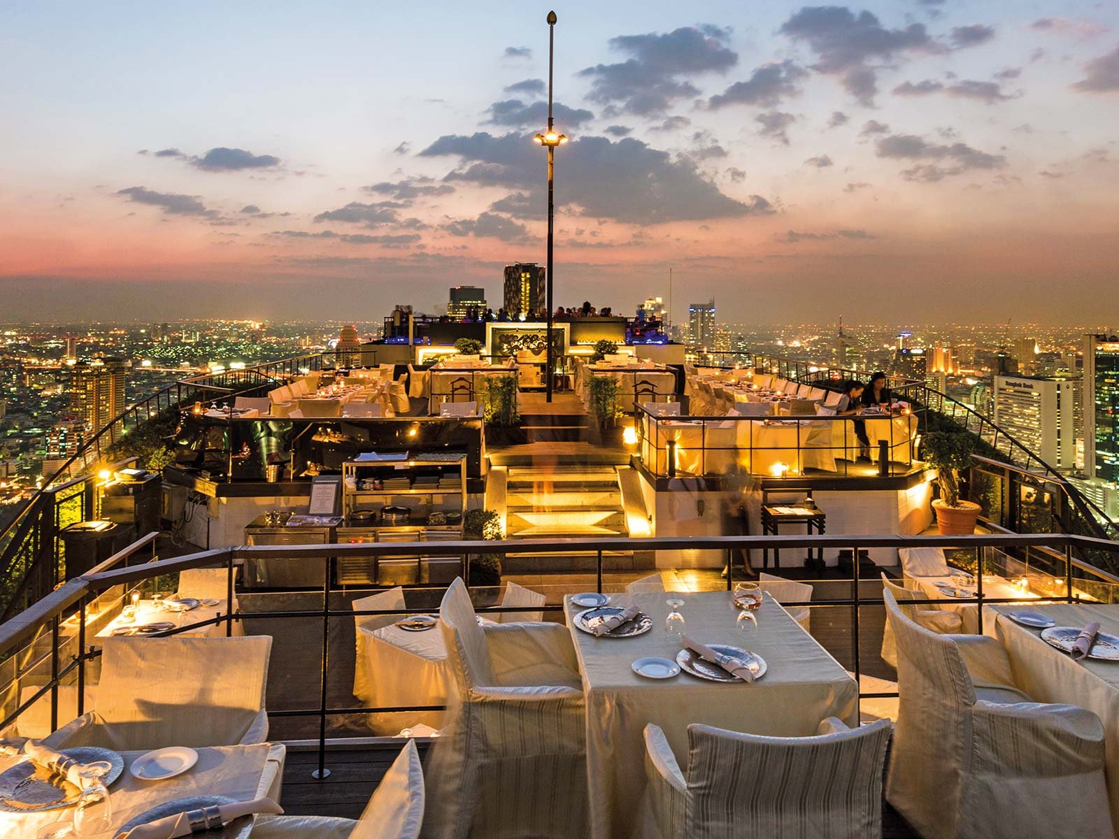 Da kann einem schon einmal schwindlig werden: Das »Vertigo« und die »Moon Bar« in Bangkok zählen zu den spektakulärsten Outdoor-Restaurants der Welt.