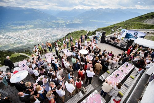 Die Jubiläumsfeier inklusive Gala-Dinnner und Ehrung von Mitarbeitern fand auf der Seegrube 1.300 Meter über Innsbruck statt.