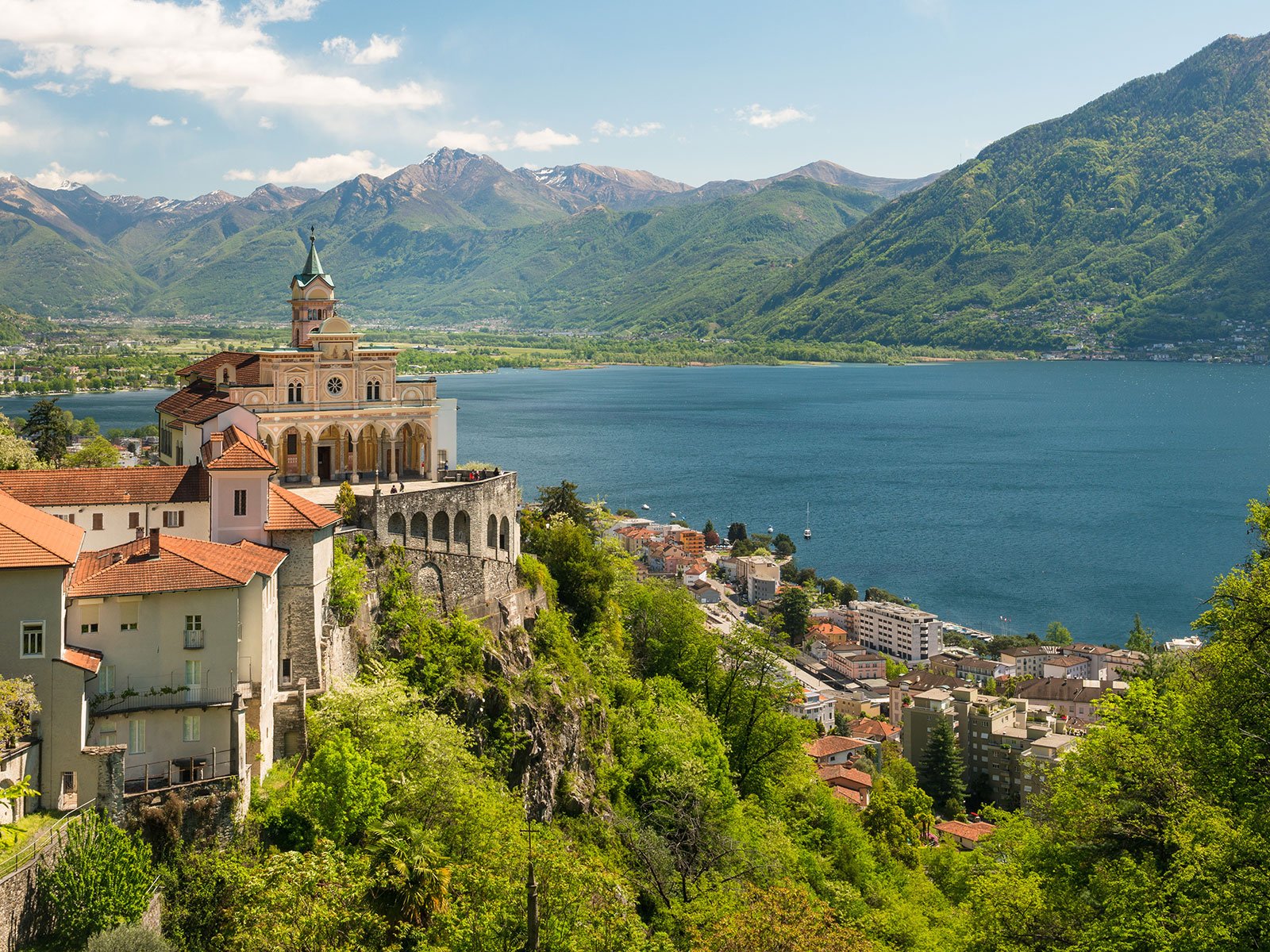 Im Herzen&nbsp;des Sopraceneri: Blick von Madonna del Sasso auf den Lago Maggiore.