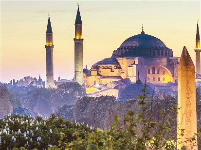 Blaue Moschee: Sie gilt als Hauptwerk der osmanischen Architektur und verdankt ihren europäischen Namen den vielen blau-weißen Fliesen. In Istanbul kennt man sie als Sultan-Ahmed-Moschee.