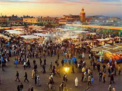 Der Djemaa el Fna im historischen ­Zentrum ist einer der faszinierendsten ­Marktplätze der Welt.
