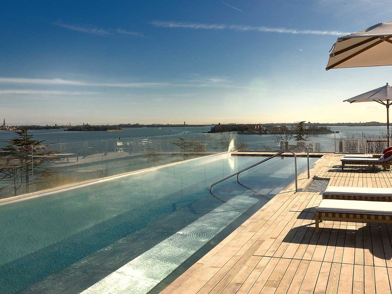 Das JW Marriott Venice Resort &amp; Spa besticht durch seine einzigartige Lage direkt vor Venedig.