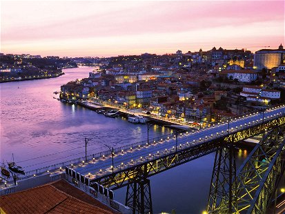 Porto im Abendrot: Der Douro schlängelt sich durch die Stadt, bevor er in den Atlantik mündet.
