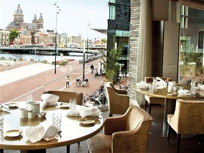 »&amp;samhoud places« mit Aussicht auf Amsterdams City: Im Zwei-Sterne-Restaurant kocht Moshik Roth, einer der ungewöhnlichsten Köche Europas.