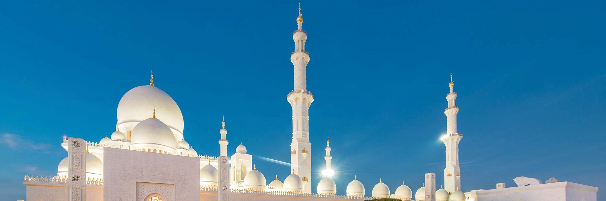 Die Scheich-Zayid-Moschee: orientalischer Glamour zwischen Tradition und Moderne.