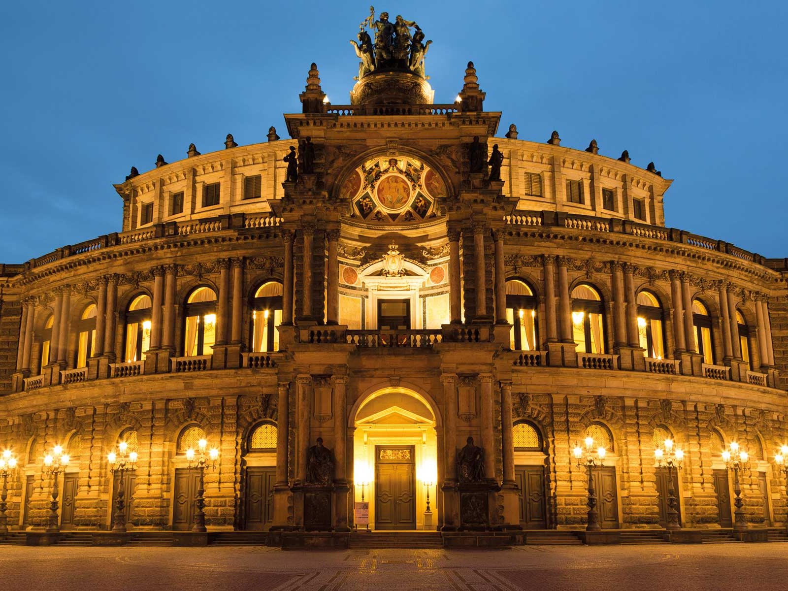 Die Dresdner Semperoper ist eine architektonische Perle.