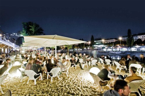 Im Sommer locken die lauen Abende am Donaukanal, wie etwa im »Tel Aviv Beach«.