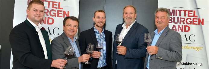 ÖWM-Chef Willi Klinger (2. v. l.) zeigt sich begeistert von den Mittelburgenland DAC Weinen. Im Bild unter anderem mit Walter Kirnbauer (2.v.r.), Präsident des Weinbauverbands Blaufränkischland.