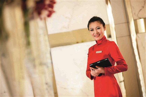 Regional: Eng verwoben mit der textilen Tradition ihres Landes ist das Qipao der Lady in Red im chinesischen »Kempinski Hotel«.