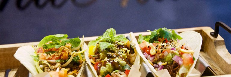 Das Streetfood wird in Tacos statt auf Tellern serviert.