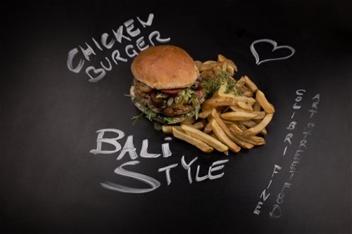 Jederzeit sollen mindestens fünf frisch gekochte Speisen auf der Karte stehen. Auf dem Foto: Der Balistyle-Chickenburger.