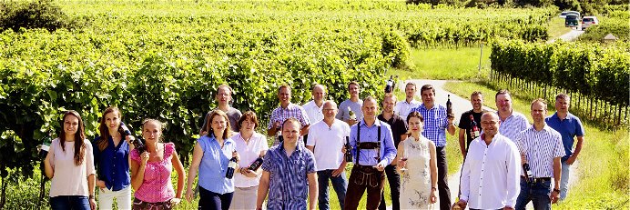 19 Weingüter aus der Region bieten ihre Weine auf einem Kilometer Strecke an.
