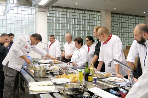 Teilnehmer der »École Culinaire« Classic Juli 2017 mit Bernd Siefert (vorne links), Otto Koch (5.von links).