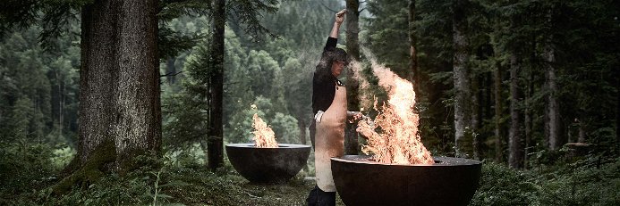 Stefan wirft Hexenpulver ins Feuer (Bärlapp)