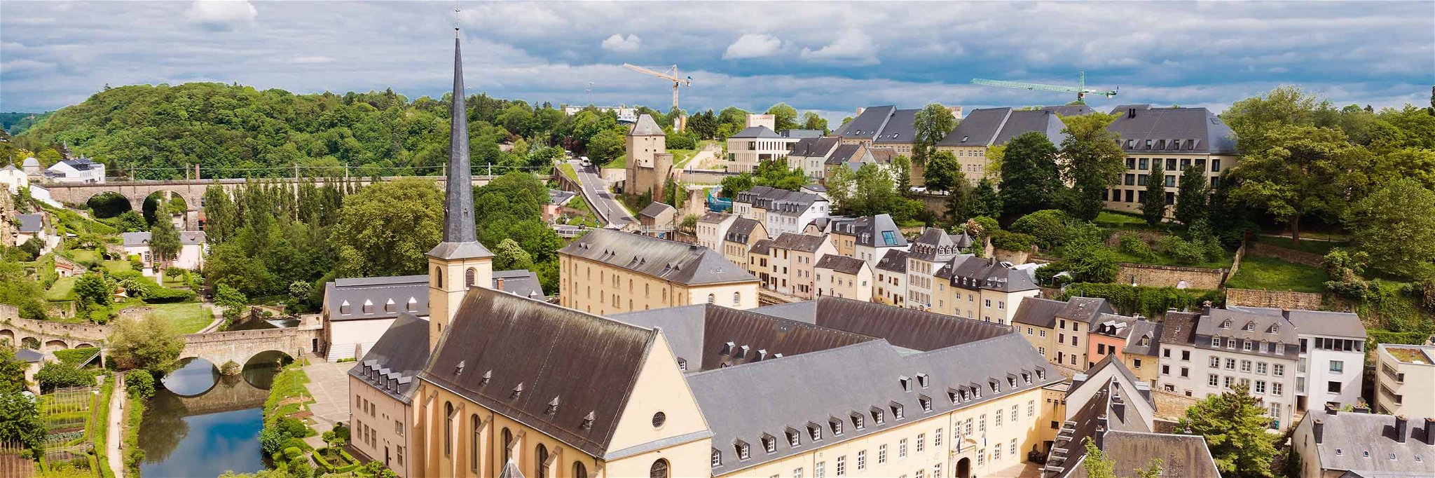 Blick auf die Stadt Luxemburg mit der Abtei Neumünster und dem Fluss Alzette.