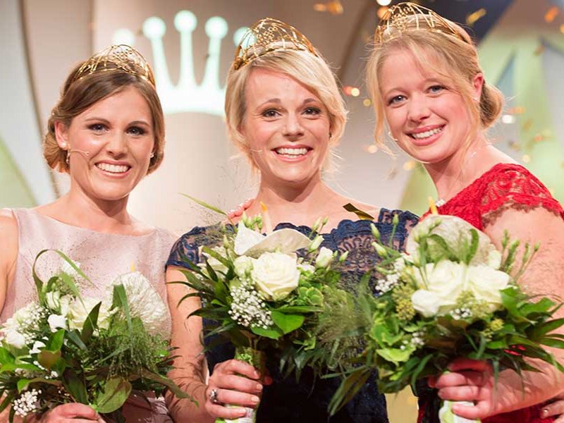 Weinkönigin Katharina Staab (mitte) mit ihren Prinzessinnen Laura Lahm (links) und Charlotte Freiberger.