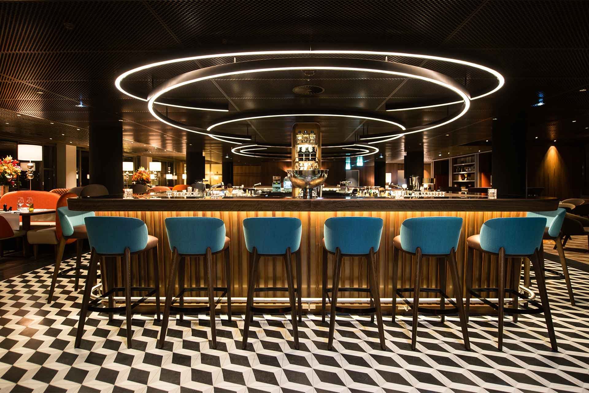 «George Bar &amp; Grill» ist eine imposante Bar und im fünften Stock im Haus Ober untergebracht.&nbsp;