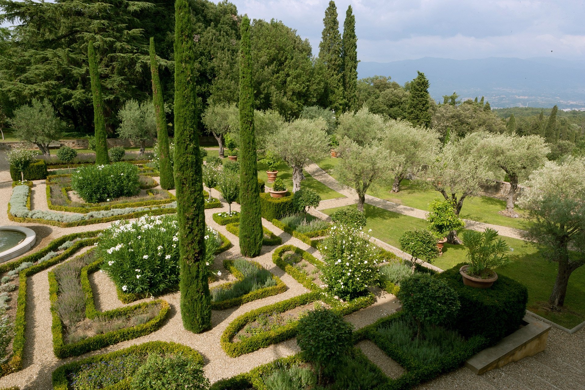 Der barocke Garten wird ebenso liebevoll gepflegt wie die Weingärten.