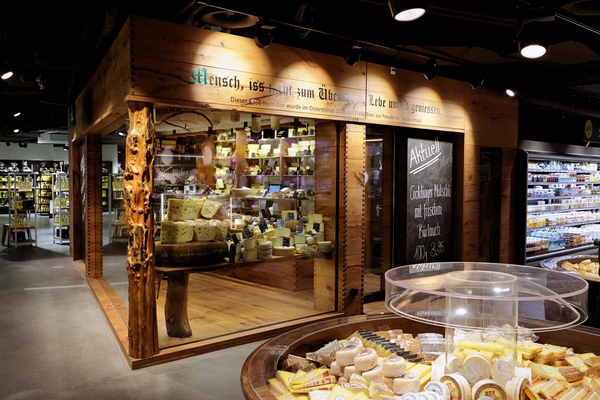 Im Kaufhaus Jelmoli wurde der erste Schweizer Käsehumidor gebaut. Alles, was in der Käsewelt Rang und Namen hat, ist hier vertreten. &nbsp;