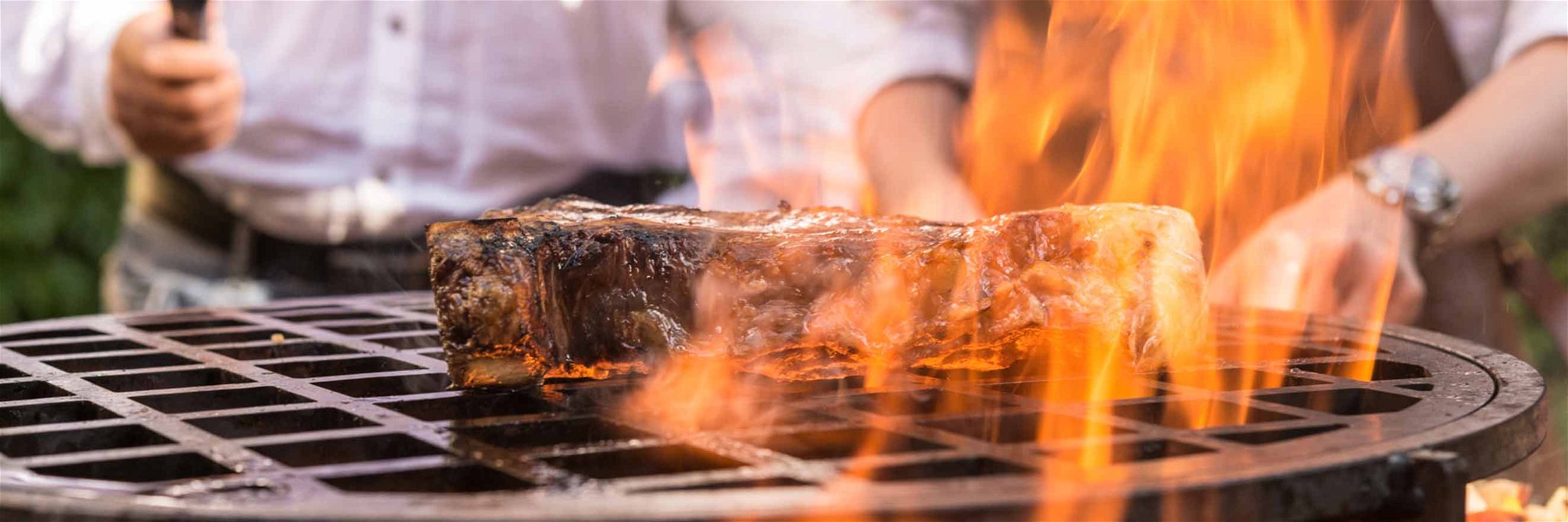 Feuer, Gusseisen und Steak – eine ansprechende Kombination.
