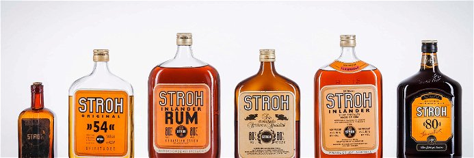Typisch für STROH Rum ist die Flaschenform, die an einen gebogenen Flachmann erinnert. Im Bild: STROH im Laufe der Zeit (v.l.) 1832, 1950, 1980, 2017.