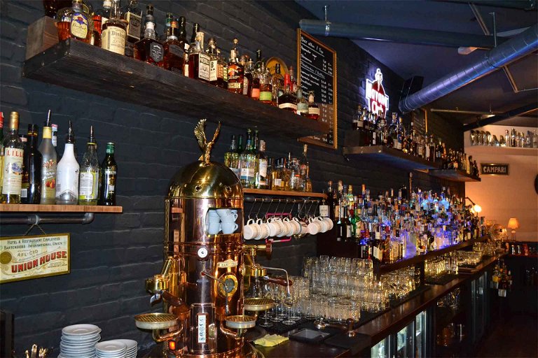 In dieser Bar gibt es nicht nur leckere Cocktails und Whiskys, sondern auch einiges zu sehen.&nbsp;