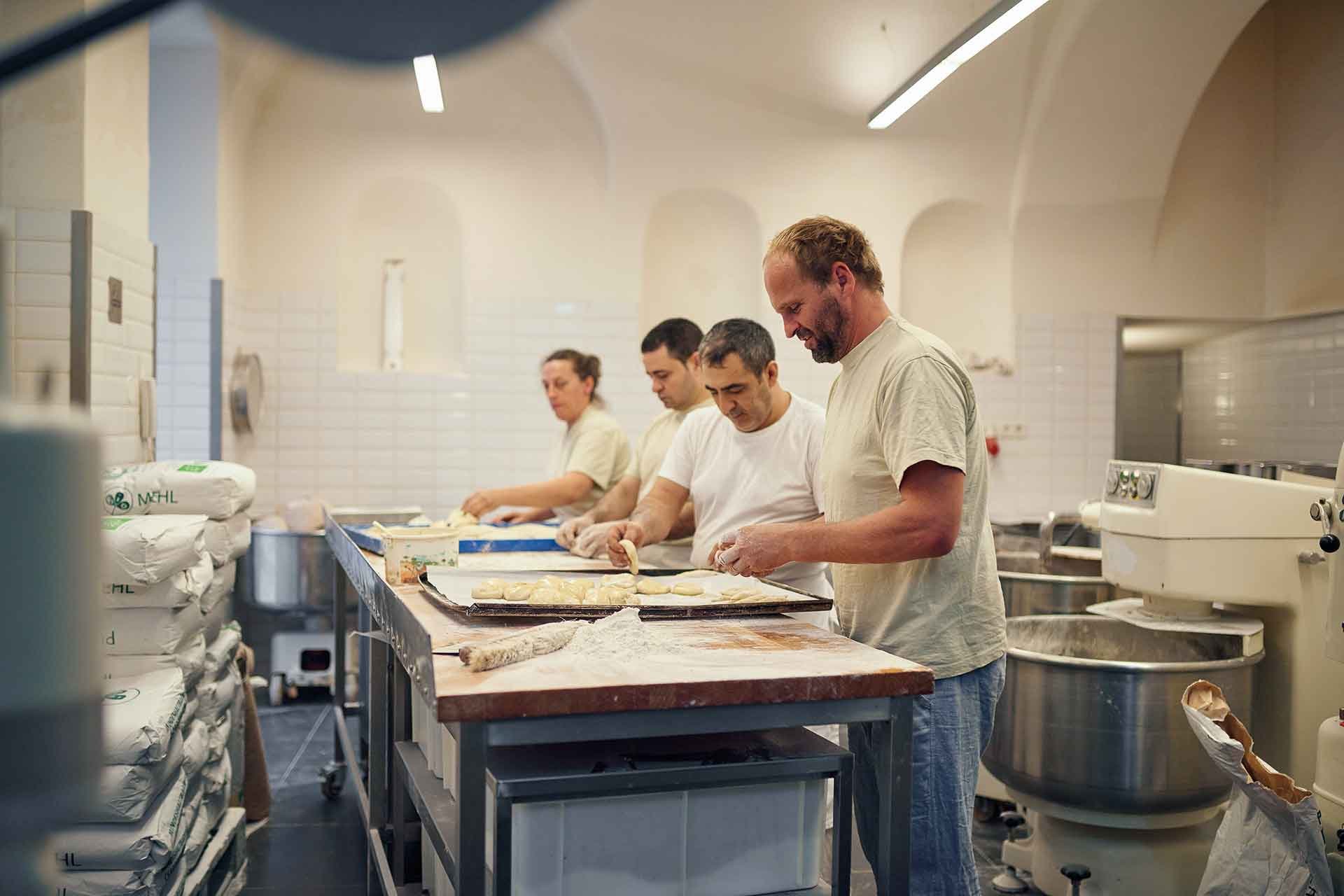 In der Bäckerei von Helmut Gragger (r.) wird alles von Hand gemacht.