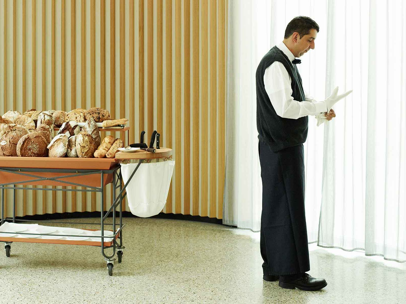Andreas Djordjevic präsentiert den Gästen des Restaurants »Steirereck« in Wien täglich den Brotwagen mit bis zu 25 Sorten Brot.
