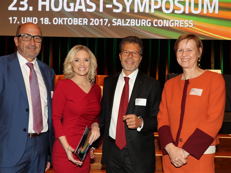 Die Gastgeber von links: Geschäftsführer Günther Obmascher, Moderatorin Katrin Prähauser, Aufsichtsratsvorsitzender Walter Veit und Geschäftsführerin Barbara Schenk.