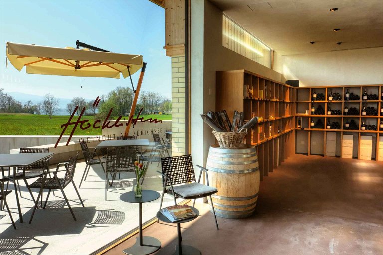 Das Weingut Höcklistein verfügt in einer bestechend schön umgebauten Scheune über ein attraktives Verkaufs-, Degustations- und Eventlokal.