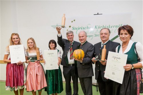Eva und Martina Huss, Silvia und Hubert Feirer sowie Maria und Franz Wankhammer mit Landesrat Johann Seitinger.