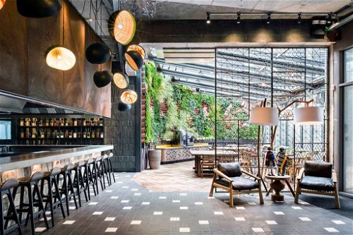 «Nando’s Putney Kitchen» in London, UK, entworfen von Fusion DNA gewinnt in der Kategorie «Restaurant or Bar in Another Space».