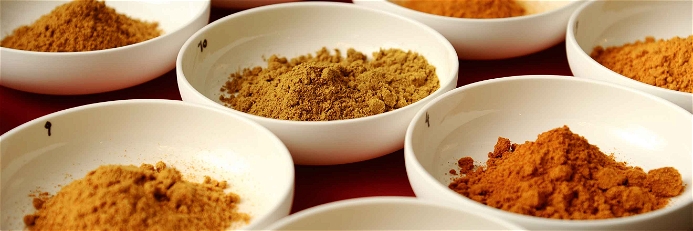 Der Name »Curry« leitet sich vom indischen Wort »kari« ab, was als Bezeichnung für Suppen, Saucen&nbsp; oder Eintöpfe benutzt wird.
