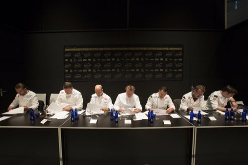 Die Tasting Jury unter dem Vorsitz des Präsidenten Pierre Lingelser. 